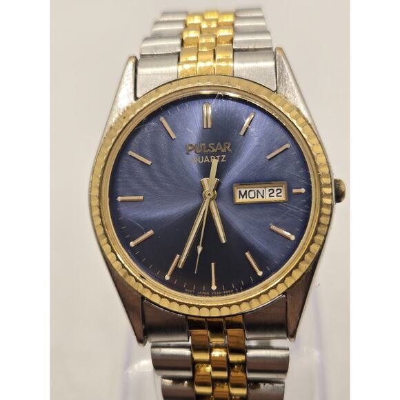 Vintage Men's PULSAR Two-Tone Silver Dial Watch Day/Date V533-8850 - Picture 1 of 10